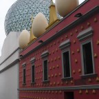 Haus mit Eiern auf dem Dach